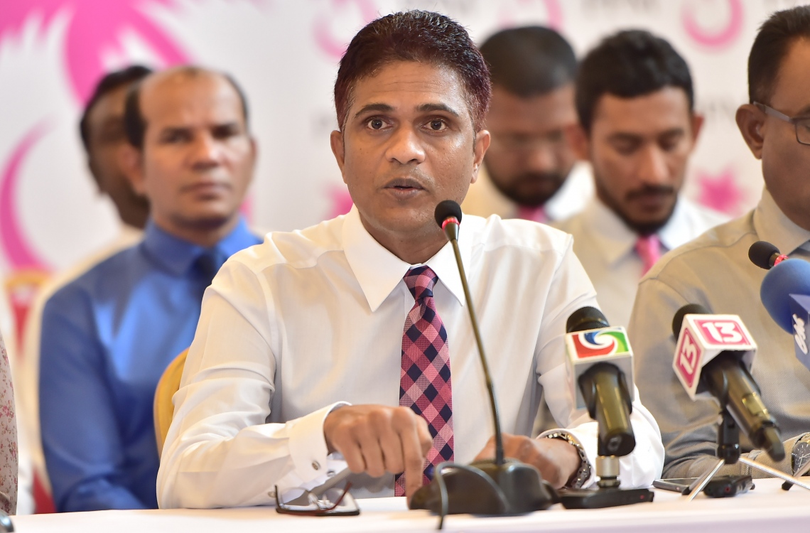 މާލެ: އޮކްޓޯބަރު 16، 2016- ޕީޕީއެމްގެ ހިންގުން އެ ޕާޓީގެ މުސްތަޝާރު އަދި ރައީސް އަބްދުﷲ ޔާމީންއާ ހަވާލުކުރުމަށް ސިވިލް ކޯޓުން ކުރި ހުކުމާ ގުޅިގެން، އެމަނިކުފާނުގެ ފެކްޝަންގެ ބޭފުޅުން ބޭއްވި ނިއުސް ކޮންފަރެންސްގައި ޕީޕީއެމްގެ ޕާލަމެންޓްރީ ގުރޫޕުގެ ލީޑަރު އަހުމަދު ނިހާން ވާހަކަ ދައްކަވަނީ.---ފޮޓޯ: މުހައްމަދު ޝަރުހާން/މިހާރު