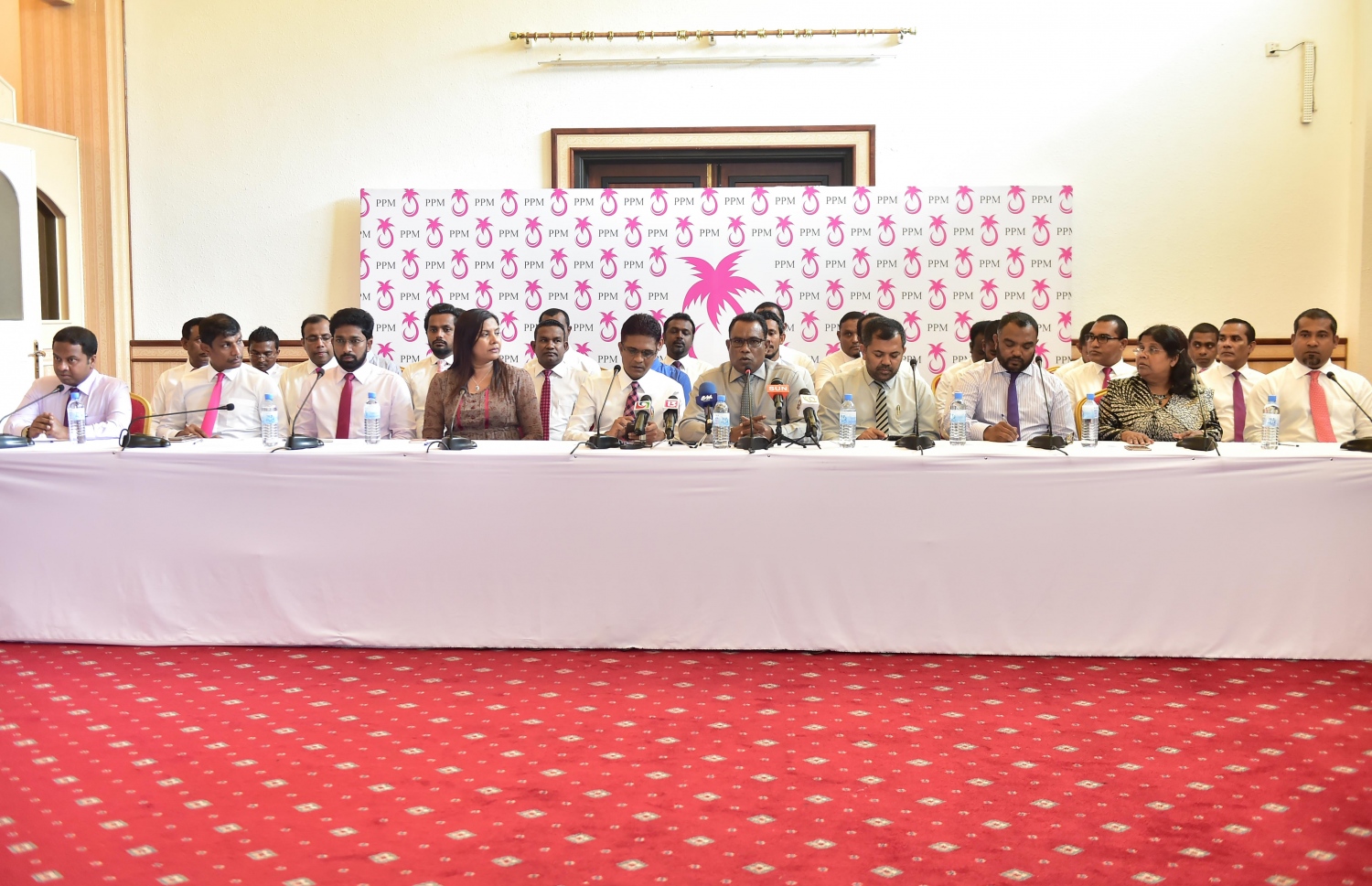 ރައީސް ޔާމީނަށް ތާއީދުކުރައްވާ ބޭފުޅުން ބޭއްވި ނޫސްވެރިންގެ ބައްދަލުވުން: މައުމޫން ނިންމެވި ނިންމެވުން ގަބޫލުނުކުރައްވާނެ ކަމަށް ބުނި. - ފޮޓޯ: މުހައްމަދު ޝަރުހާން/ މިހާރު