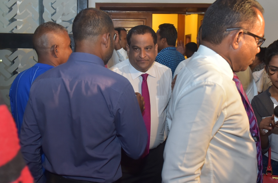 މާލެ: އޮކްޓޯބަރު 16، 2016- ޕީޕީއެމްގެ ހިންގުން އެ ޕާޓީގެ މުސްތަޝާރު އަދި ރައީސް އަބްދުﷲ ޔާމީންއާ ހަވާލުކުރުމަށް ސިވިލް ކޯޓުން ކުރި ހުކުމާ ގުޅިގެން، އެމަނިކުފާނުގެ ފެކްޝަންގެ ބޭފުޅުން ބޭއްވި ކައުންސިލްގެ ބައްދަލުވުމަށް ފަހު ބައެއް ބޭފުޅުން ނުކުމެވަޑައިގަންނަވަނީ.---ފޮޓޯ: މުހައްމަދު ޝަރުހާން