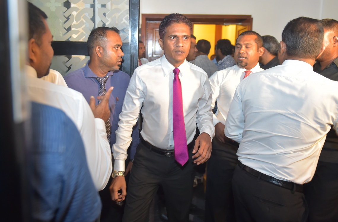 މާލެ: އޮކްޓޯބަރު 16، 2016- ޕީޕީއެމްގެ ހިންގުން އެ ޕާޓީގެ މުސްތަޝާރު އަދި ރައީސް އަބްދުﷲ ޔާމީންއާ ހަވާލުކުރުމަށް ސިވިލް ކޯޓުން ކުރި ހުކުމާ ގުޅިގެން، އެމަނިކުފާނުގެ ފެކްޝަންގެ ބޭފުޅުން ބޭއްވި ކައުންސިލްގެ ބައްދަލުވުމަށް ފަހު ބައެއް ބޭފުޅުން ނުކުމެވަޑައިގަންނަވަނީ.---ފޮޓޯ: މުހައްމަދު ޝަރުހާން