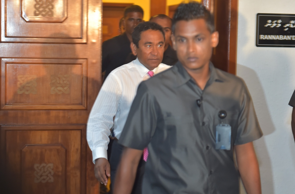 މާލެ: އޮކްޓޯބަރު 16، 2016- ޕީޕީއެމްގެ ހިންގުން އެ ޕާޓީގެ މުސްތަޝާރު އަދި ރައީސް އަބްދުﷲ ޔާމީންއާ ހަވާލުކުރުމަށް ސިވިލް ކޯޓުން ކުރި ހުކުމާ ގުޅިގެން، އެމަނިކުފާނުގެ ފެކްޝަންގެ ބޭފުޅުން ބޭއްވި ކައުންސިލްގެ ބައްދަލުވުމަށް ފަހު ރައީސް ޔާމީން ވަޑައިގަންނަވަނީ.---ފޮޓޯ: މުހައްމަދު ޝަރުހާން/މިހާރު