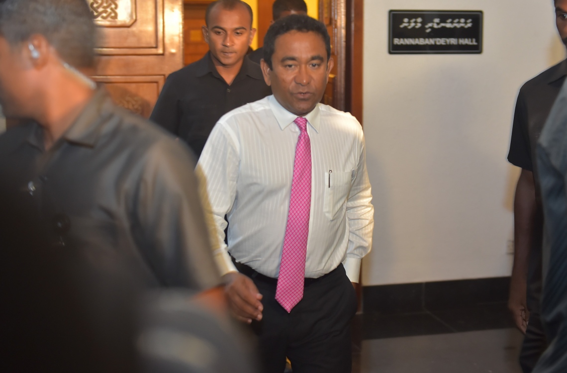 މާލެ: އޮކްޓޯބަރު 16، 2016- ޕީޕީއެމްގެ ހިންގުން އެ ޕާޓީގެ މުސްތަޝާރު އަދި ރައީސް އަބްދުﷲ ޔާމީންއާ ހަވާލުކުރުމަށް ސިވިލް ކޯޓުން ކުރި ހުކުމާ ގުޅިގެން، އެމަނިކުފާނުގެ ފެކްޝަންގެ ބޭފުޅުން ބޭއްވި ކައުންސިލްގެ ބައްދަލުވުމަށް ފަހު ރައީސް ޔާމީން ވަޑައިގަންނަވަނީ.---ފޮޓޯ: މުހައްމަދު ޝަރުހާން/މިހާރު