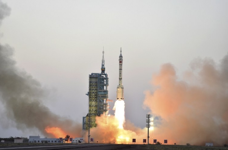 މީހުންނާ އެކު ޗައިނާ އިން ރޮކެޓެއް އުދުއްސާލައިފި