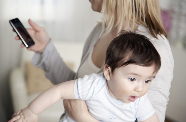 އިސްކަން ދެނީ ދަރިފުޅުގެ އަޑަށް ވުރެ ފޯނުގެ ރިންގަށް؟