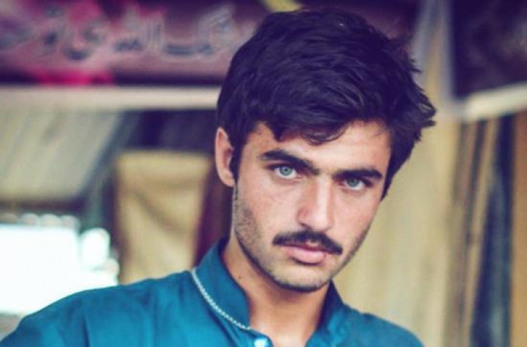 ސައި ވިއްކާ މީހެއްގެ ލޮލުގެ ޖާދޫގައި އެންމެން ޖެހެނީ