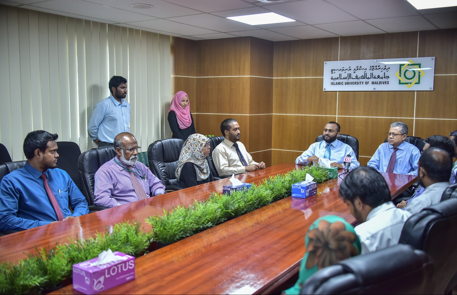 އިސްލާމިކް ފައިިނޭންސް ކުރިއަރުވަން މަސައްކަތްކުރުމުގެ އެއްބަސްވުމުގައި އިސްލާމިކް ޔުނިވަސިޓީ އާއި އެމްއައިބީއާ އެކު ސޮއިކުރަން ބޭއްވި ރަސްމިއްޔާތުގައި ބައިވެރިވަޑައިގެންނެވި ބައެއް ބޭފުޅުން.-- ފޮޓޯ: ނިޝާން އަލީ/ މިހާރު