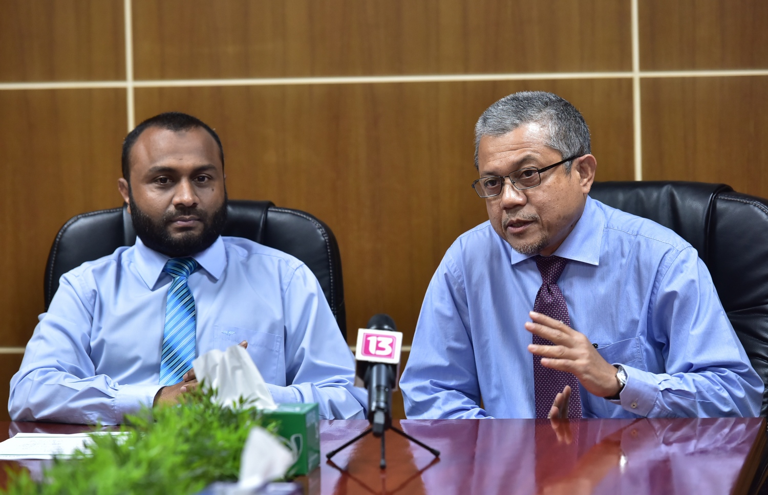 އިސްލާމިކް ފައިިނޭންސް ކުރިއަރުވަން މަސައްކަތްކުރުމުގެ އެއްބަސްވުމުގައި އިސްލާމިކް ޔުނިވަސިޓީގެ ޗާންސެލަރު ޝަހީމް (ވ) އަދި އެމްއައިބީގެ މެނޭޖިން ޑިރެކްޓަރު ހާރޫން ސޮއިކުރެއްވުމަށް ފަހު ވާހަކަދައްކަވަނީ.-- ފޮޓޯ: ނިޝާން އަލީ/ މިހާރު