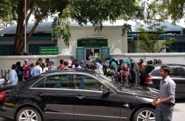 ކީރިތި ގުރުއާނާ ބެހޭ މަރުކަޒުގެ ދަރިވަރުން އިމްތިހާނު ހަދަމުން ދަނިކޮށް ނައިބު ރައީސް އެތަނަށް ވަޑައިގަތުމުން، ދަރިވަރުން ހަދަމުންދިޔަ އިމްތިހާނު ހުއްޓުވުމުން ދަރިވަރުން އެކަމާ ނުރުހުން ފާޅުކޮށް މުޒާހަރާ ކުރަނީ