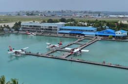 އިބްރާހިމް ނާސިރު އިންޓަނޭޝަނަލް އެއާޕޯޓްގައި ސީ ޕްލޭންތަކެއް ޕާކުކޮށްފައި: އަންނަ އަހަރުން ފެށިގެން އޭޑީސީގެ ގޮތުގައި 25 ޑޮލަރު ބޮލަކަށް ނަގަން ނިންމާފައިވޭ. ފޮޓޯ: ނިޝާން އަލީ /މިހާރު