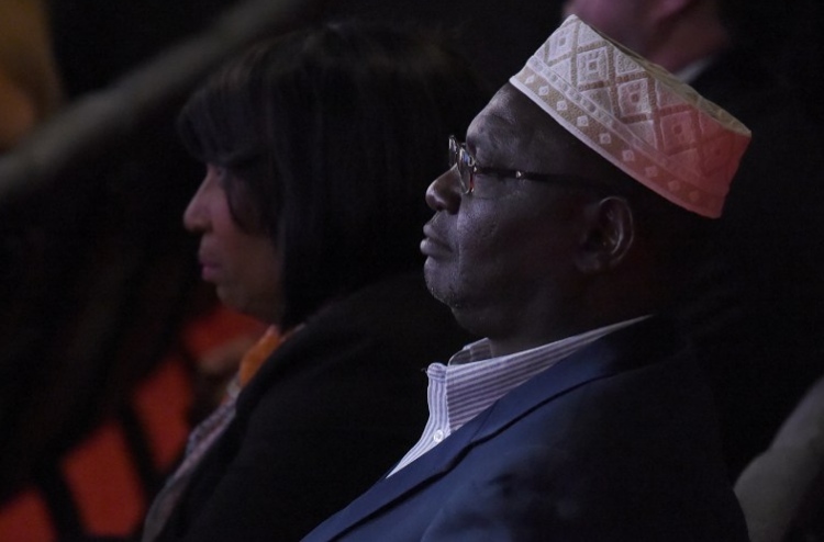 ބަހުސަށް ޓްރަމްޕުގެ ޚާއްސަ ދައުވަތު އޮބާމާގެ ބޭބެ އަށް