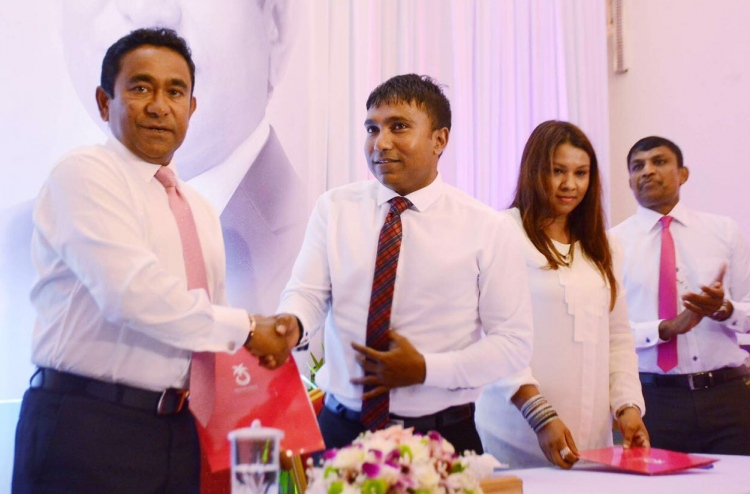 12 ޑޮލަރަށް ބަދަލުކުރީ ރައީސަށް އެނގިވަޑައިނުގެން!