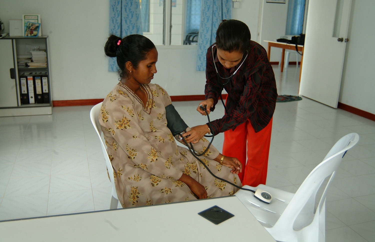 ނުވަދިހައިގެ އަހަރުތަކުގެ ފަހުކޮޅު: މާބަނޑުވުމާ ގުޅިގެން ފުރާނަ އަށް ނުރައްކާވާ ހާލަތްތައް މަދުކުރުމުގެ ފިޔަވަޅުތައް ތައާރަފްކުރީ އެ ދުވަސްވަރު. ފޮޓޯ: ޔޫއެންއެފްޕީއޭ/ ޝާހީނާ އަލީ