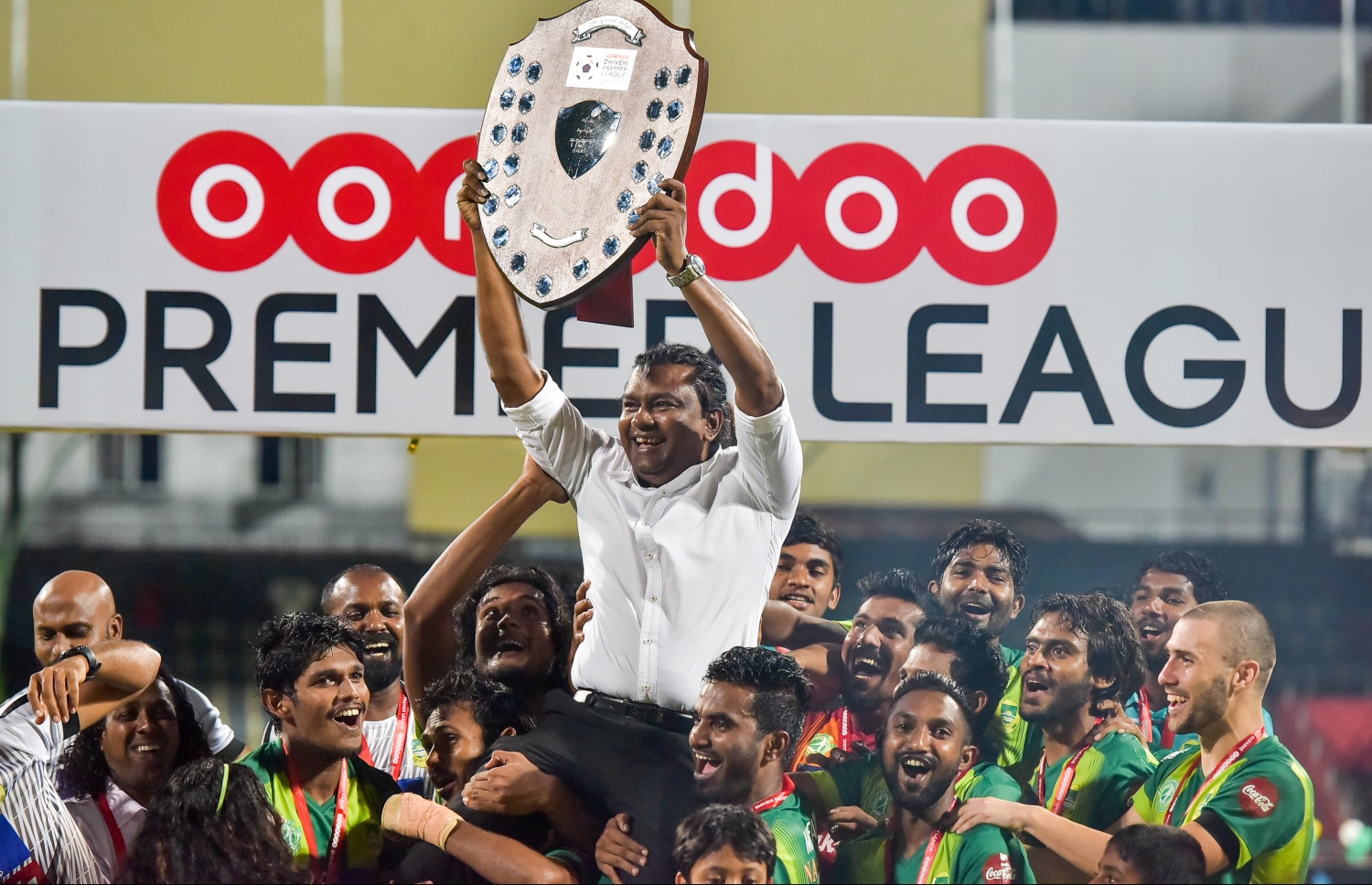 މާޒިޔާ އަށް 2016 ގައި ލީގު ކާމިޔާބު ކޮށްދިނުމުން، އެ ޓީމުގެ  ކުޅުންތެރިން  ކޯޗު އަލީ ސުޒޭން އުރާލައިގެން: އޭނާ އަކީ މާޒިޔާ ލީގު ޗެމްޕިއަންކަން ހޯދައި ދިން ހަމައެކަނި ކޯޗަކީ އޭނާ  --- ފައިލް ފޮޓޯ: ނިޝާން އަލީ | މިހާރު