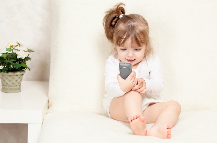 ކުޑަކުދިން ރުއްސަން ސްމާޓް ފޯނު ކުޅެން ނުދީ