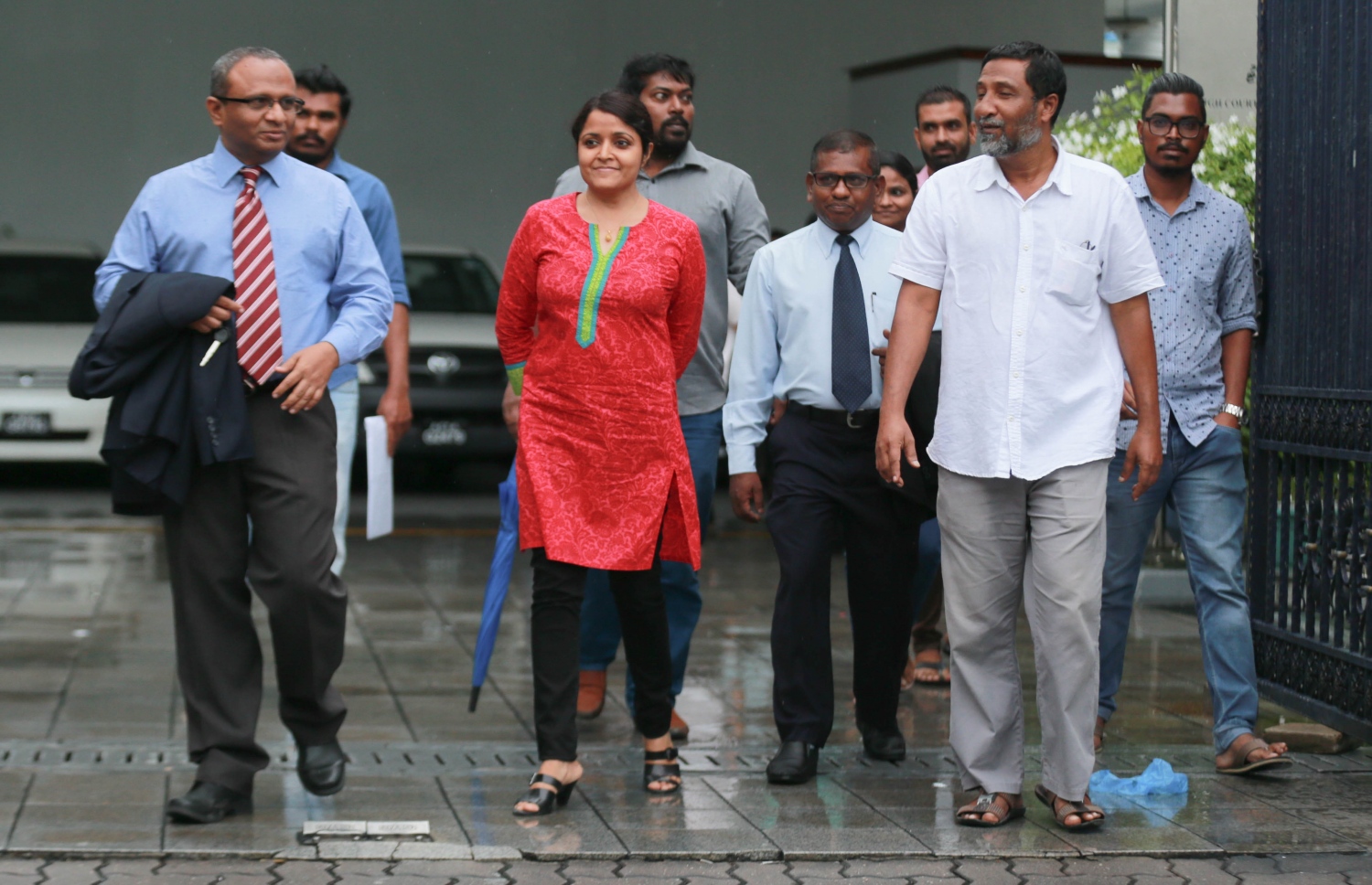 ޕީޕީއެމްގެ މައްސަލާގައި ހައި ކޯޓުގައި ބޭއްވި ޝަރީއަތަކަށް ފަހު ޔުމްނާ (މ) ވަކީލު ހުސްނުއްސުއޫދާ އެކު ވަޑައިގަންނަވަނީ: ރައީސް ޔާމީންގެ ފެކްޝަންގެ ބޭފުޅުންނަށް މަގު ދައްކަވަން މައުމޫން އުޅުއްވުމުން އެކަމަށް އެބޭފުޅުން އިޖާބަ ނުދެއްވި ކަމަށް ޔުމްނާ ވިދާޅުވި.---ފޮޓޯ: މިހާރު