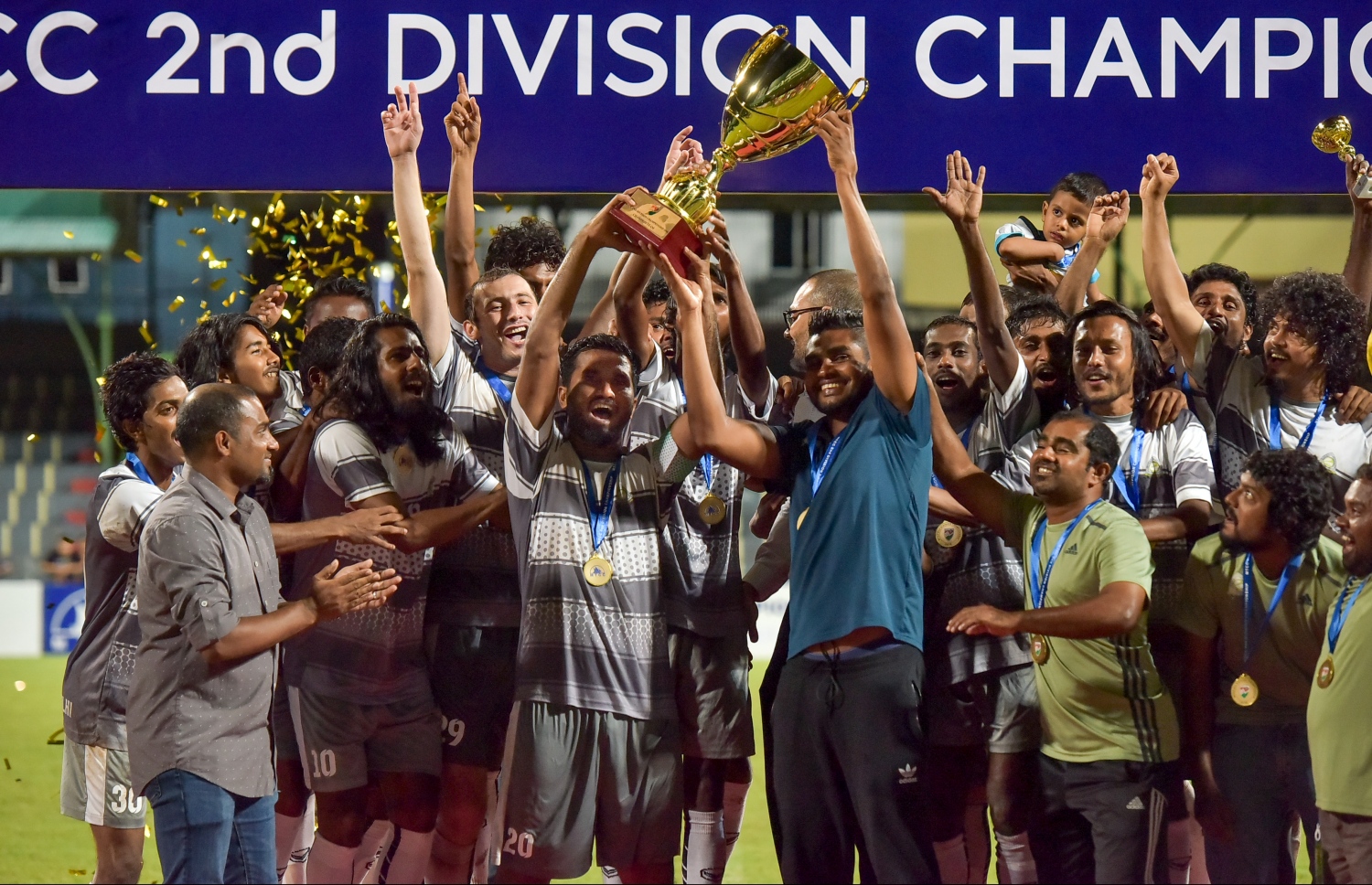 ގްރީން ސްޓްރީޓް ކުޅުންތެރިންނާއި އޮފިޝަލުންނާ އެކު ސޮބާ (މ) އުފާފާޅުކުރަނީ. -- ފޮޓޯ: ނިޝާން އަލީ/ މިހާރު