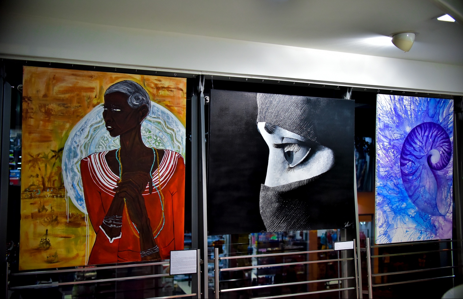 ލެކިއުޓްގައި މިރޭ ފެށި އާޓް އެގްޒިބިޝަންގައި ބަހައްޓާފައި ހުރި ބައެއް ކުރެހުންތައް.-- ފޮޓޯ: ނިޝާން އަލީ/ މިހާރު