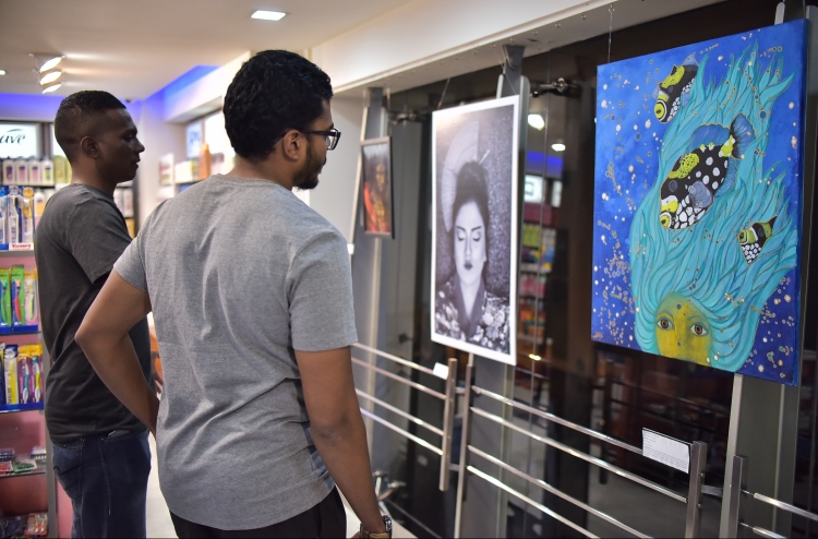 ލެކިއުޓުން ކޮންމެ މަހަކު އާޓް އެގްޒިބިޝަނެއް ބާއްވަނީ