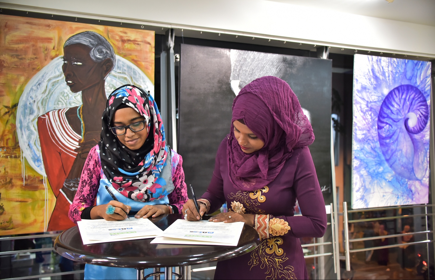 މަހަކު އެއްފަހަރު އާޓް އެގްޒބިޝަނެއް ބޭއްވުމުގެ އެއްބަސްވުމުގައި ލެކިއުޓާއި މެކްގެ އޮފިޝަލުން މިރޭ ސޮއިކުރައްވަނީ.-- ފޮޓޯ: ނިޝާން އަލީ/ މިހާރު