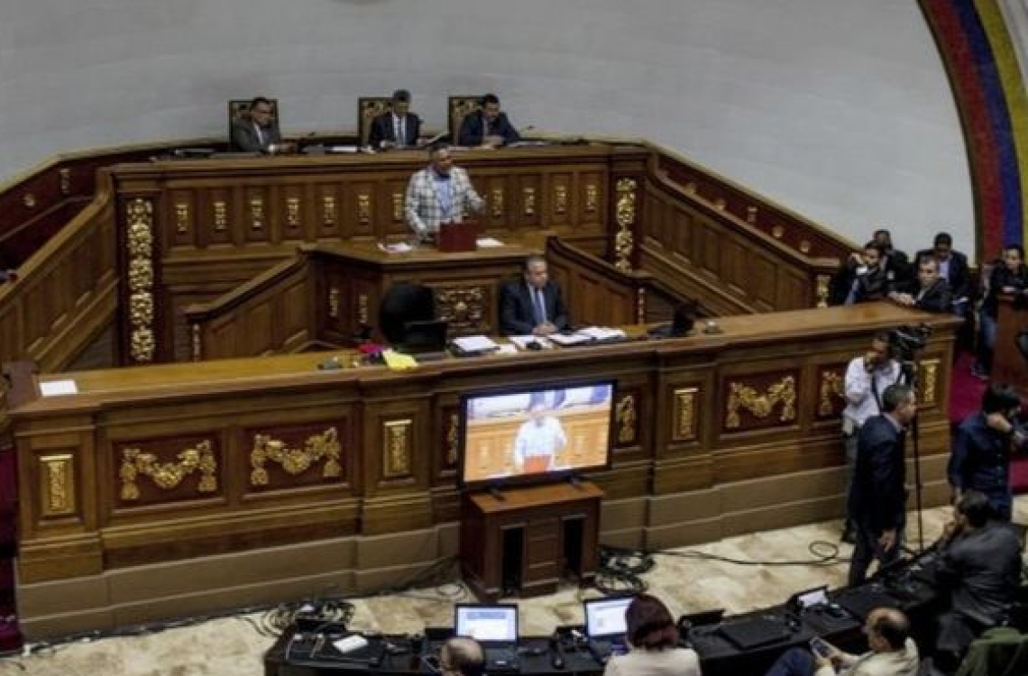 ވެނެޒުއެލާގެ ޕާލަމެންޓުން ވަނީ ރައީސް މަދޫރޯ ހާޒިރު ކުރަން ވެސް ފާސްކޮށްފައި. --ފޮޓޯ:އޭޕީ