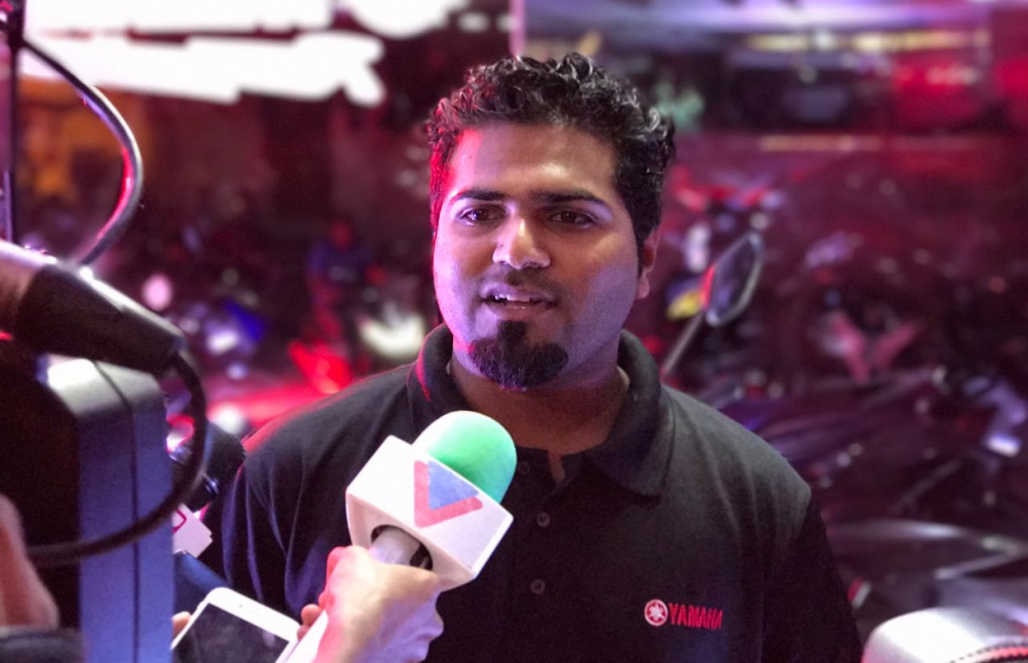 ސްޓްރީޓް ކިންގުގެ ލިމިޓެޑް އެޑިޝަން ސައިކަލު ތައާރަފް ކުރުމަށް ބޭއްވި ހަފްލާގައި އެލިއާގެ އެސިސްޓެންޓް މާކެޓިން މެނޭޖަރު އަހުމަދު އަސީލް ވާހަކަ ދައްކަވަނީ.-- ފޮޓޯ: މުހައްމަދު ޝަރުހާން/ މިހާރު