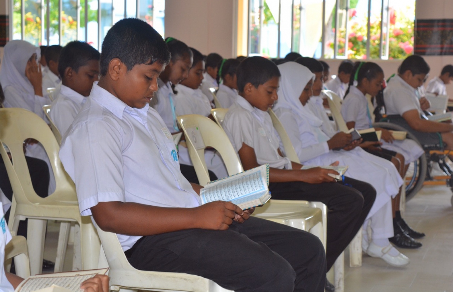 ނ. ވެލިދޫ ސްކޫލުގެ ދަރިވަރުން އެސެމްބްލީގައި ގުރުއާން ކިޔަވަނީ: ތައުލީމީ ދާއިރާ އަށް ޓެކްނޮލޮޖީގެ އާ ކަންކަން ތައާރަފު ކުރުމަކީ އެ ދާއިރާ އިން މި އަހަރު އެޑިއުކޭޝަން މިނިސްޓަރު ދެކެވަޑައިގަންނަވަން ބޭނުންވާ އެންމެ ބޮޑު ބަދަލު