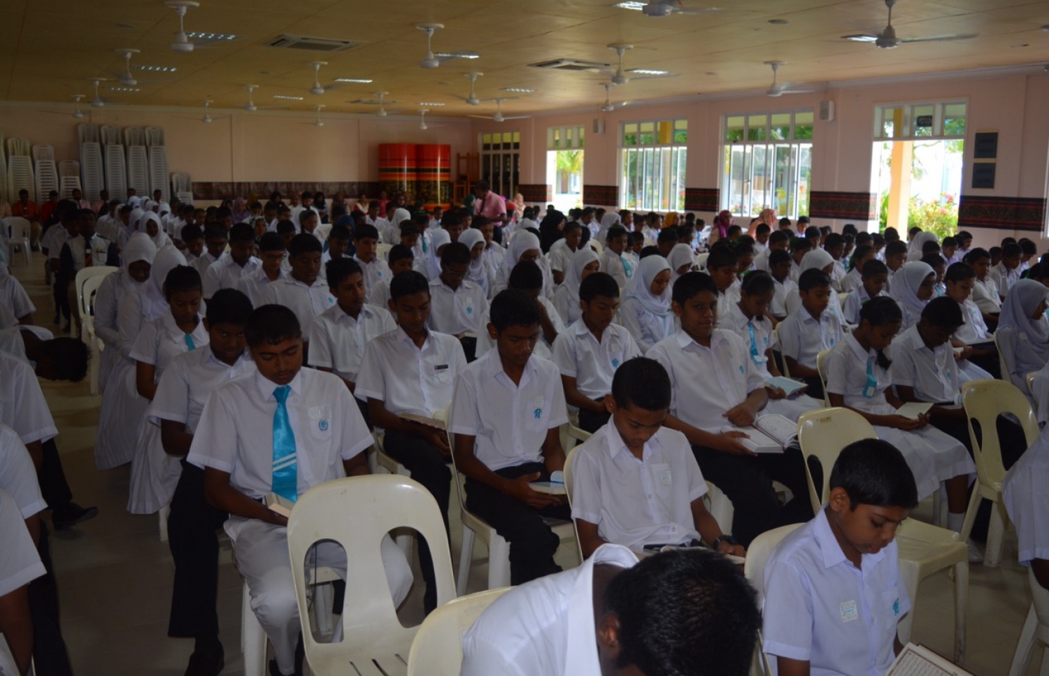 ނ. ވެލިދޫގައި ހުންނަ ތައުލީމީ މަރުކަޒުގެ ދަރިވަރުން ދަރިވަރުން އެސެމްބްލީގައި ގުރުއާން ކިޔަވަނީ: ދަރިވަރުންނާއި ޓީޗަރުން ވެސް ވަނީ ގުރުއާން ހަތިމްކޮށްފައި