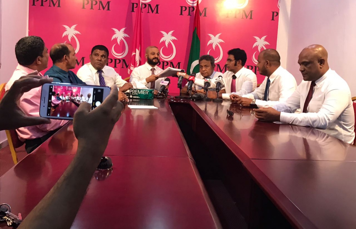 މައުމޫން ފެކްޝަނުގައި ތިއްބެވި މަޖިލިސް ބައެއް މެމްބަރުން. --ފޮޓޯ: މުހައްމަދު ޝަރުހާން