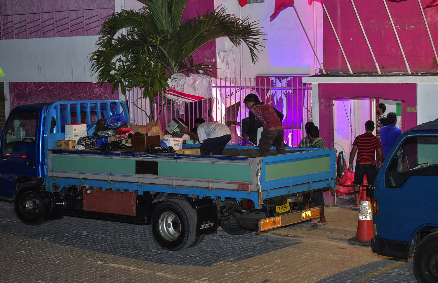 ރައީސް ޔާމީން ފެކްޝަނަށް ނިސްބަތްވާ ބަޔަކު، ޕީޕީއެމް އޮފީހުން އެއްޗެހިތައް ނެރެގެން ގެންދިއުމުގެ މަސައްކަތް ކުރަނީ --މިހާރު ފޮޓޯ/ ނިޝާން އަލީ