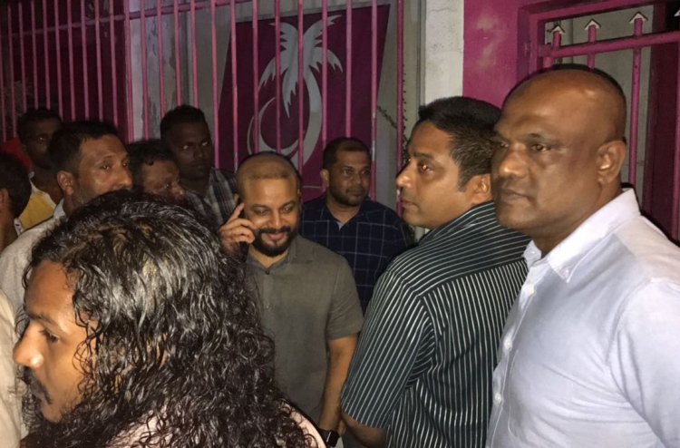އޮފީހާއި ތަކެތި އަތުލިޔަސް އަޒުމެއް ނުގުޑާނެ: ފާރިސް