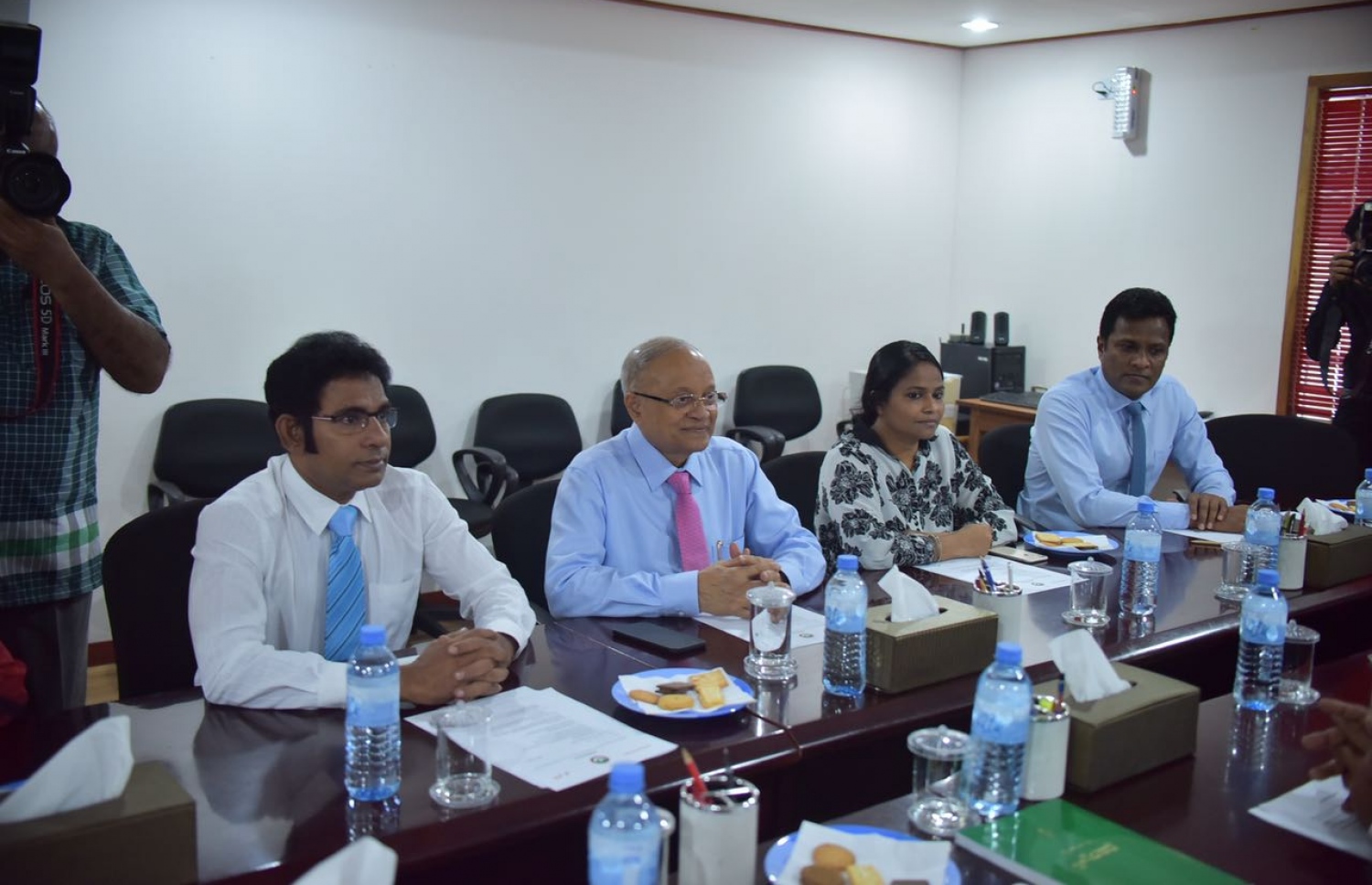 ކުރީގެ ރައީސް މައުމޫން، ޖުމްހޫރީ ޕާޓީގެ އިސް ބޭފުޅުންނާ މިދިޔަ އަހަރުގެ އޮކްޓޯބަރު މަހު ބައްދަލުކުރައްވަނީ: އިދިކޮޅު ހަރަކާތުން އެއް ކެންޑިޑޭޓަކު ނެރުމުގެ މައްސަލާގައި އަދި ހުންނެވީ ހިމޭނުން.