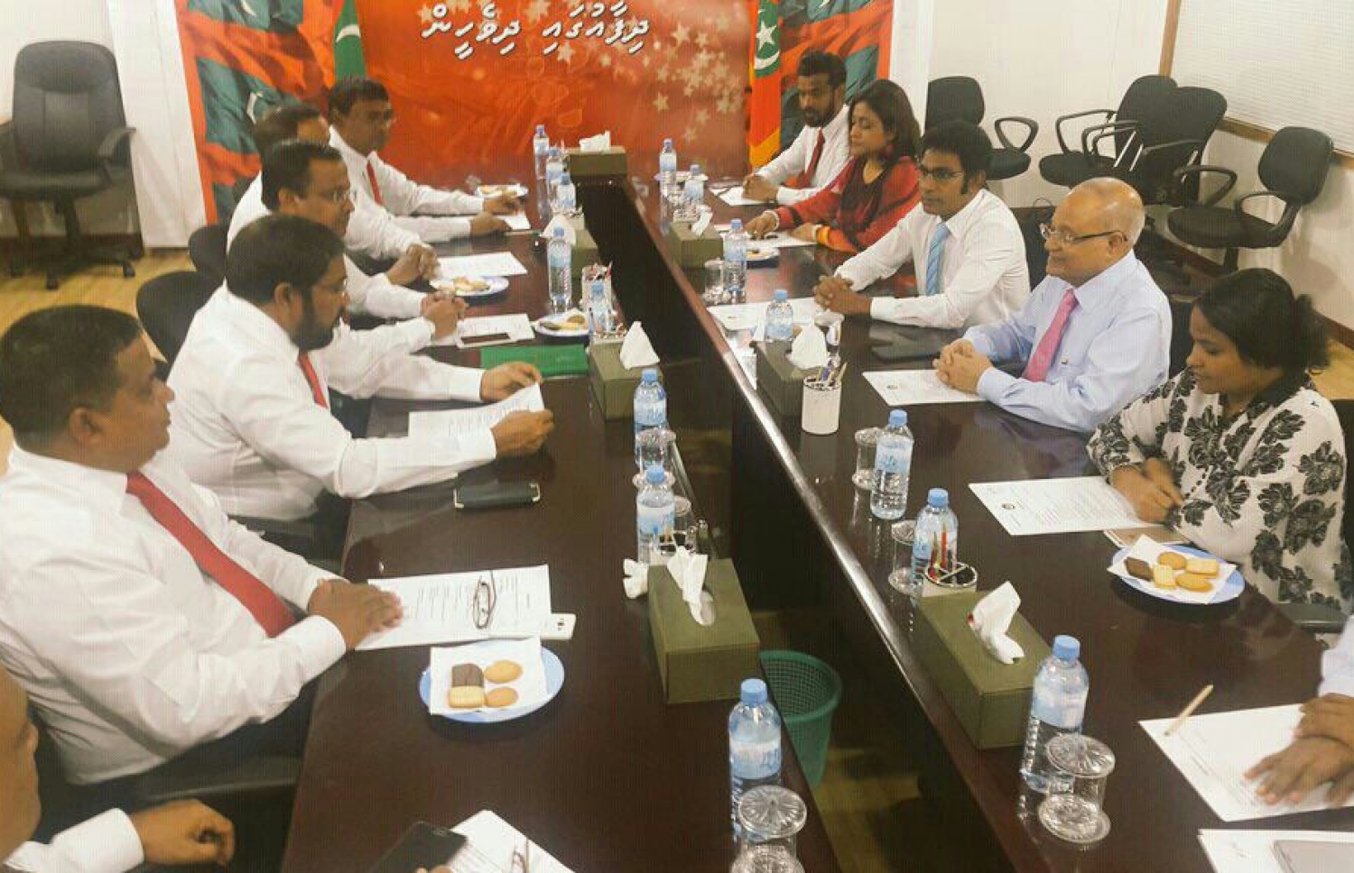 ޖުމްހޫރީ ޕާޓީގެ ލީޑަރު ގާސިމް އިބްރާހީމާއި ޕީޕީއެމްގެ ރައީސް މައުމޫން އަބްދުލްގައްޔޫމް ބައްދަލުކުރައްވަނީ. --ފޮޓޯ/ މިހާރު