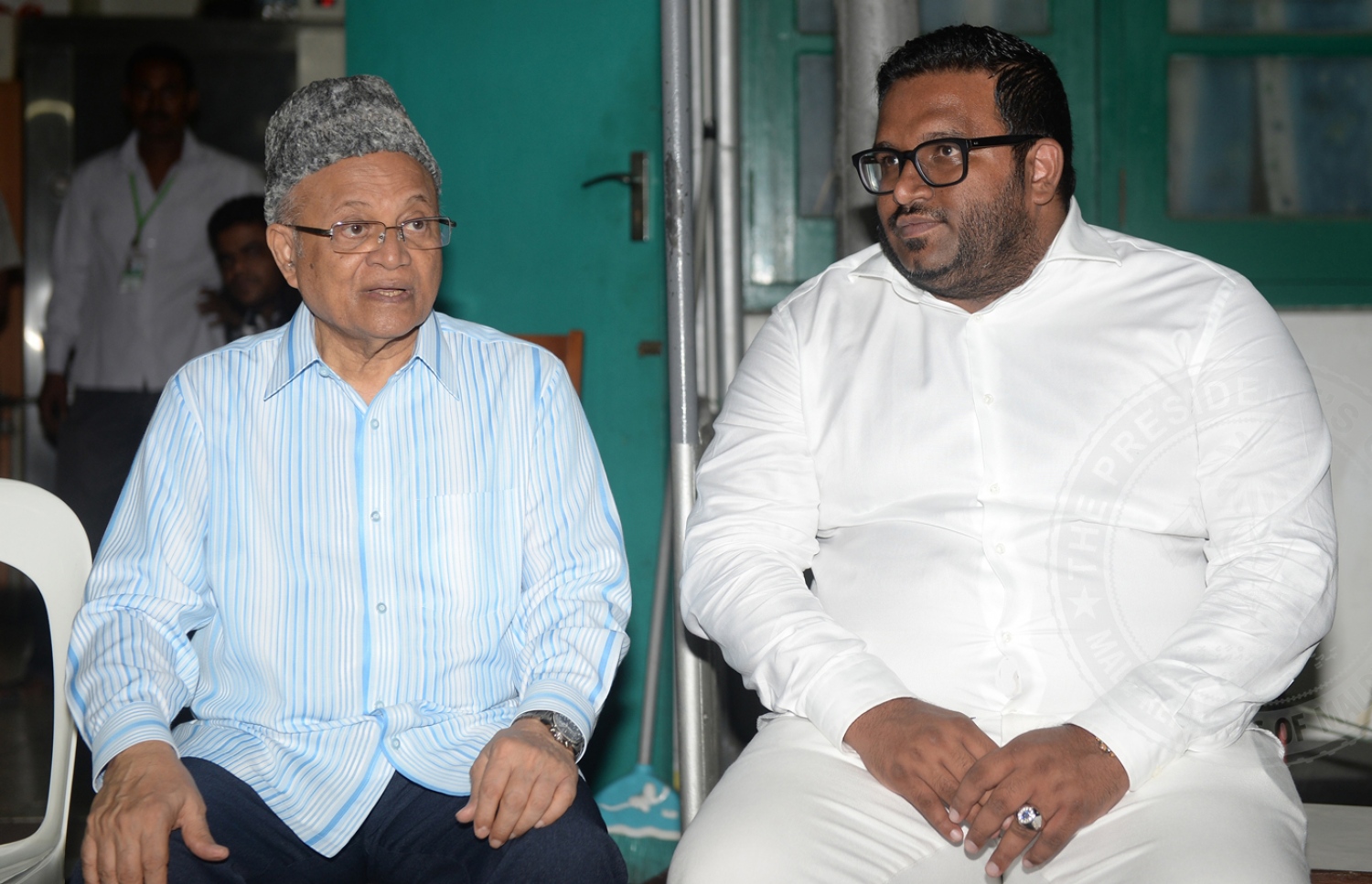 ކުރީގެ ރައީސް މައުމޫން (ވ) ކުރީގެ ނައިބު ރައީސް އަހުމަދު އަދީބާ އެކު: ނައިބު ރައީސް ކަމަށް އަދީބު ވަޑައިގަންނަވަން އުޅުއްވިއިރު، އެކަމަށް ކެމްޕެއިން ކުރެއްވުމުން އެކަން ވެސް ރައީސް ޔާމީންގެ ސަމާލުކަމަށް ގެންނެވި ކަމަށް މައުމޫން ވިދާޅުވި.--- ފޮޓޯ: ރައީސް އޮފީސް