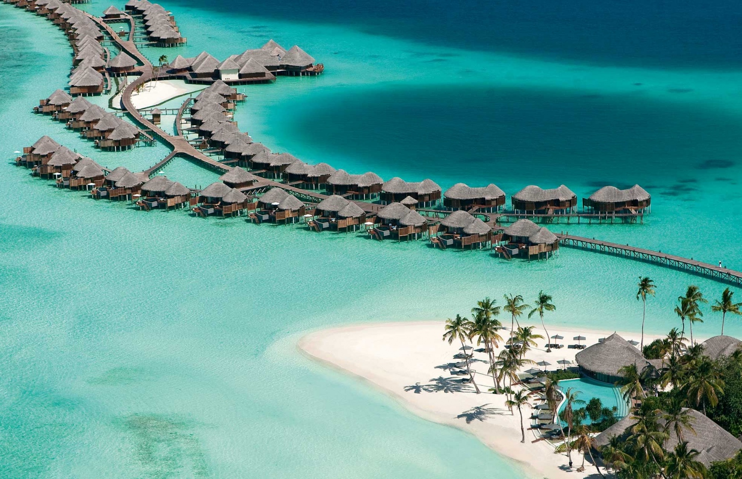 ރާއްޖޭގެ އިގްތިސާދުގެ މައި ތަނބު ކަމުގައިވާ ޓޫރިޒަމްގެ ސިނާއަތުގައި ބޭނުންކުރާ ރިސޯޓެއް: ޓޫރިޒަމްގެ ސިނާއަތުގެ ބޮޑު ފައިދާއެއް ހިފެހެއްޓިފައިވަނީ ރިސޯޓް އޯނަރުންގެ އަތުގައި. -- ފޮޓޯ: ހަލަވެލި