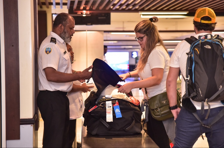 customs checking , inia , drugs