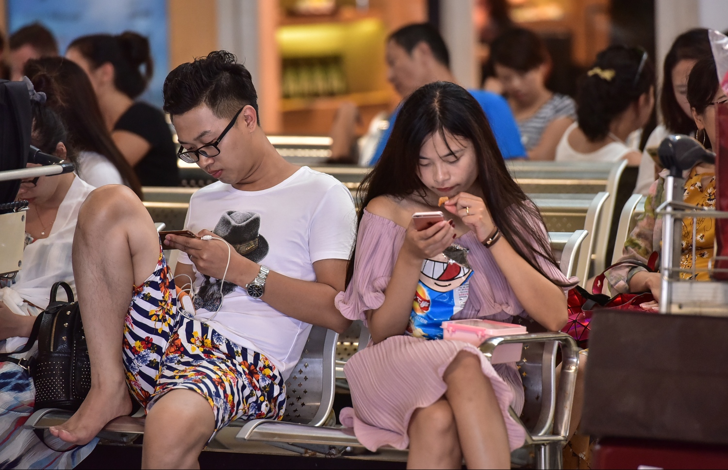 ރާއްޖެ އައި ޗައިނާގެ ދެ ޓޫރިސްޓަކު އެއާޕޯޓުގައި މަޑުކޮށްލައިގެން: ޗައިނާ މާކެޓް ވަނީ ވަރަށް ބޮޑަށް ދަށަށް ގޮސްފައި.-- ފައިލް ފޮޓޯ: ނިޝާން އަލީ/ މިހާރު