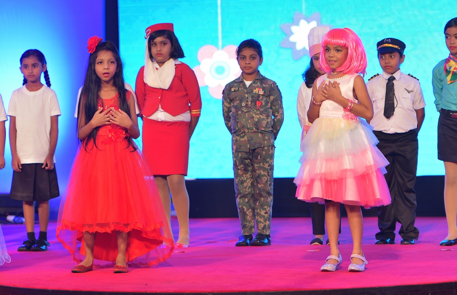 މުޅި ރާއްޖެއަށް ޕްރީ ސްކޫލް ތައުލީމް ހިލޭ ފޯރުކޮށްދިނުން ރަސްމީކޮށް ފެށުމަށް ރޭ ބޭއްވި ރަސްމިއްޔާތުގައި އިސްކަންދަރު ސްކޫލުގެ ދަރިވަރުންތަކެއް މުނިފޫހިފިލުވުމުގެ ހަރަކާތެއް ދައްކާލަނީ.--- ފޮޓޯ: މުހައްމަދު ޝަރުހާން/ މިހާރު