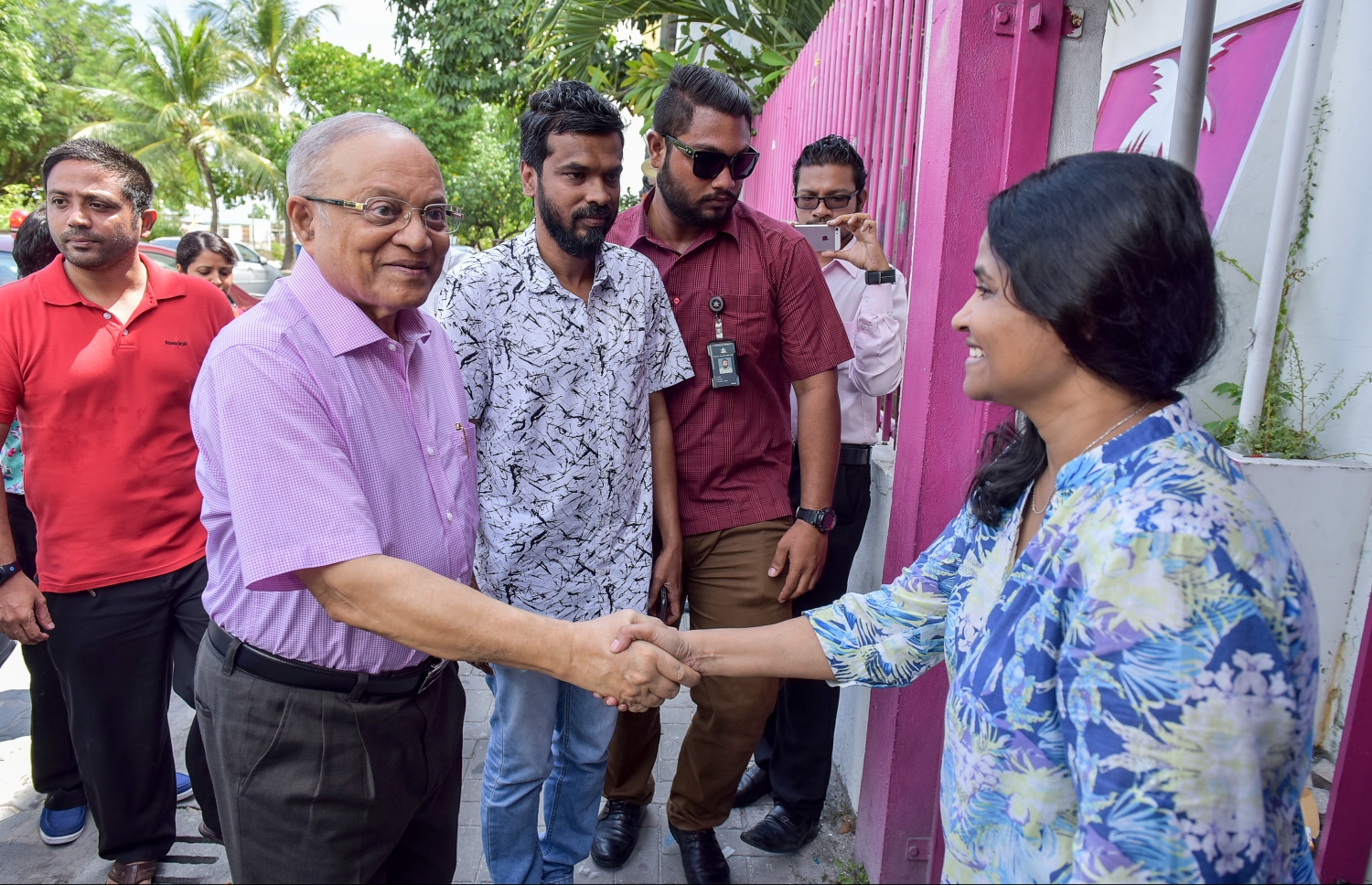 ޕީޕީއެމްގެ އޮފީސް ކުރިން ހިންގި ހ. ތެމާއަށް މައުމޫން ވަޑައިގަތުމުން، ޕީޕީއެމްގެ ނައިބު ރައީސް ކަމަށް މައުމޫންގެ ފެކްޝަނުން އައްޔަން ކޮށްފައިވާ ނާދިރާ މަރުހަބާ ދަންނަވަނީ.---ފޮޓޯ: ނިޝާން އަލީ/މިހާރު