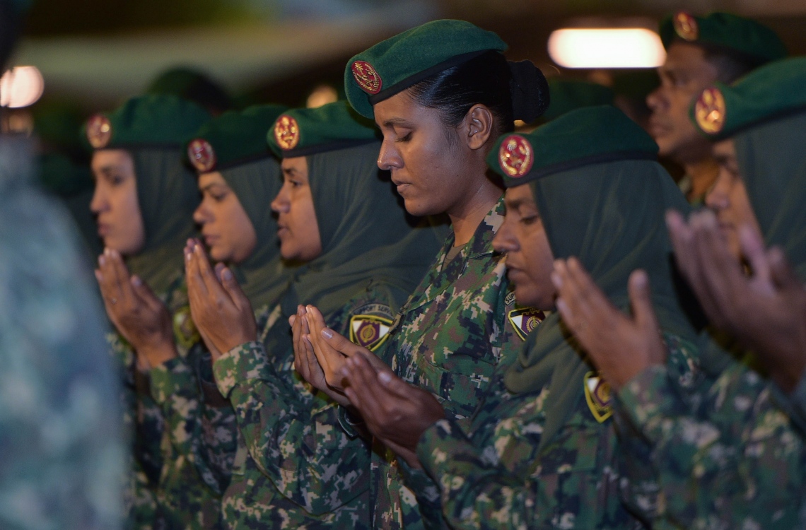 މާލެ، ނޮވެމްބަރު 2، 2016 - ނަސްރުގެ ދުވަހުގެ މުނާސަބަތުގައި ކަޅުތުއްކަލާ ކޮށީގައި ބޭއްވި ޖަލްސާގައި ސިފައިން ދުއާ އަށް އަތް ނަގައިގެން. -- ފޮޓޯ: މުހައްމަދު ޝަރުހާން/މިހާރު