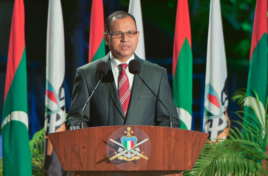 މާލެ، ނޮވެމްބަރު 2، 2016 - ނަސްރުގެ ދުވަހުގެ މުނާސަބަތުގައި ކަޅުތުއްކަލާ ކޮށީގައި ބޭއްވި ޖަލްސާގައި ޑިފެންސް މިނިސްޓަރު އާދަމް ޝަރީފް ވާހަކަ ދައްކަވަނީ. -- ފޮޓޯ: މުހައްމަދު ޝަރުހާން/މިހާރު