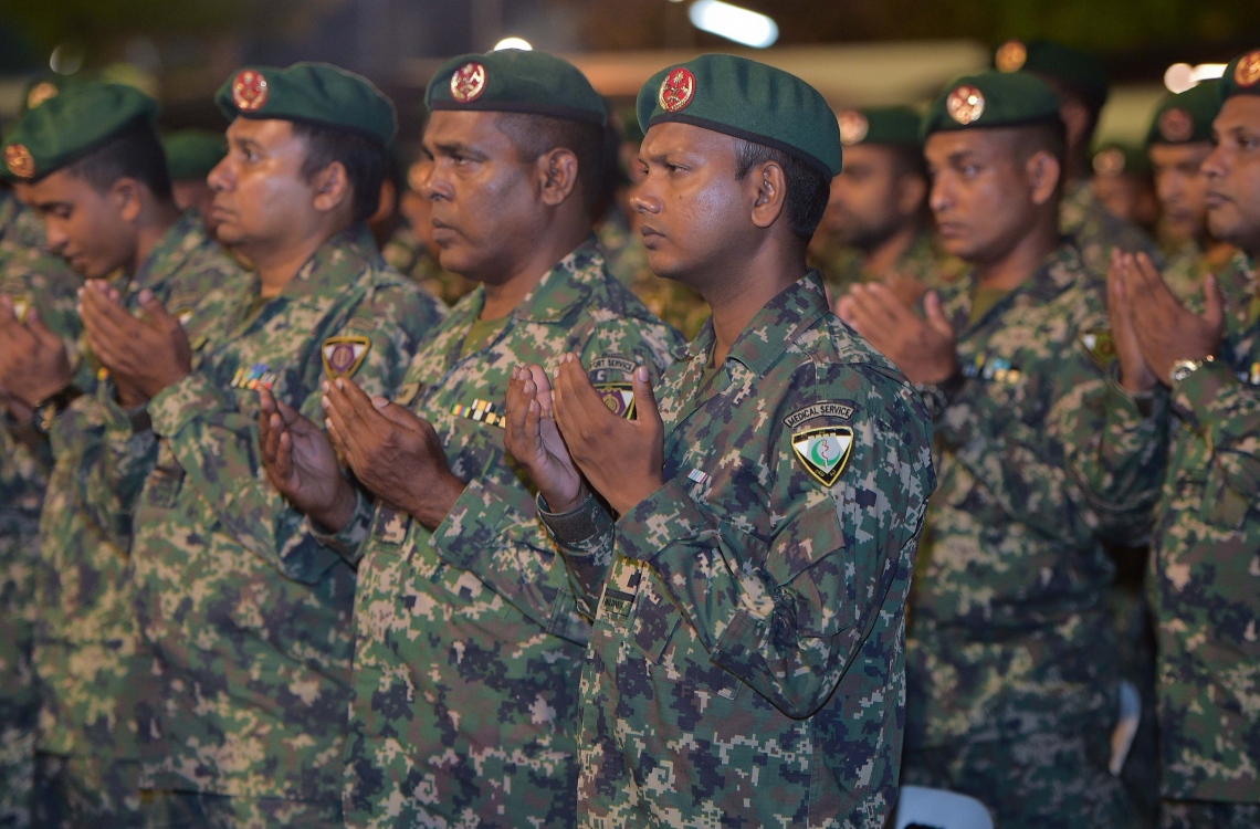 މާލެ، ނޮވެމްބަރު 2، 2016 - ނަސްރުގެ ދުވަހުގެ މުނާސަބަތުގައި ކަޅުތުއްކަލާ ކޮށީގައި ބޭއްވި ޖަލްސާގައި ސިފައިން ދުއާކުރަނީ -- ފޮޓޯ: މުހައްމަދު ޝަރުހާން/މިހާރު