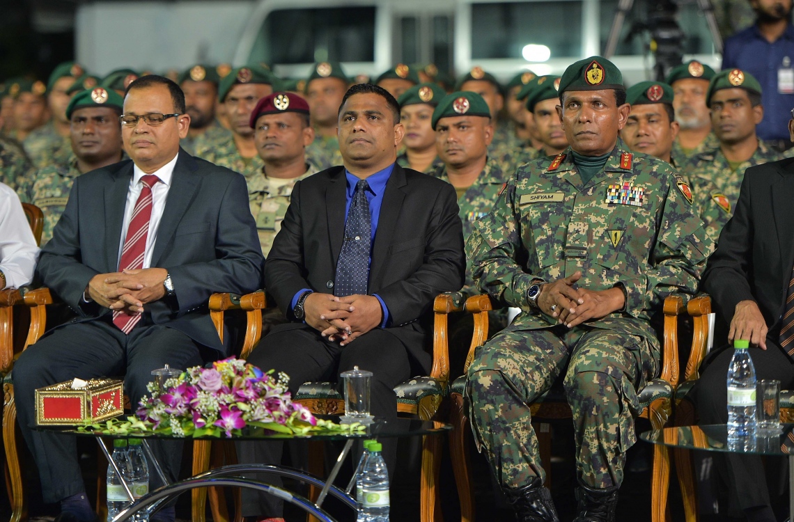 މާލެ، ނޮވެމްބަރު 2، 2016 - ނަސްރުގެ ދުވަހުގެ މުނާސަބަތުގައި ކަޅުތުއްކަލާ ކޮށީގައި ބޭއްވި ޖަލްސާގައި ޗީފް އޮފް ޑިފެންސް ފޯސް މޭޖާ ޖެނަރަލް އަހްމަދު ޝިޔާމް (ކ) އާއި ޖަލްސާގެ ޝަރަފްވެރި މެހެމާން ދިވެހި ބަހުގެ އެކަޑަމީގެ ރައީސް އަޝްރަފް އަލީ (މ) އަދި ޑިފެންސް މިނިސްޓަރު އާދަމް ޝަރީފް ބައިވެރިވެ ވަޑައިގަންނަވަނީ. -- ފޮޓޯ: މުހައްމަދު ޝަރުހާން/މިހާރު