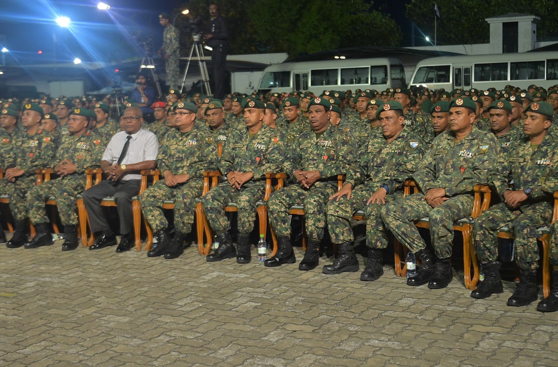 މާލެ، ނޮވެމްބަރު 2، 2016 - ނަސްރުގެ ދުވަހުގެ މުނާސަބަތުގައި ކަޅުތުއްކަލާ ކޮށީގައި ބޭއްވި ޖަލްސާގައި ބައިވެރިވި ބައެއް ސިފައިންނާއި މެހެމާނުން. -- ފޮޓޯ: މުހައްމަދު ޝަރުހާން/މިހާރު