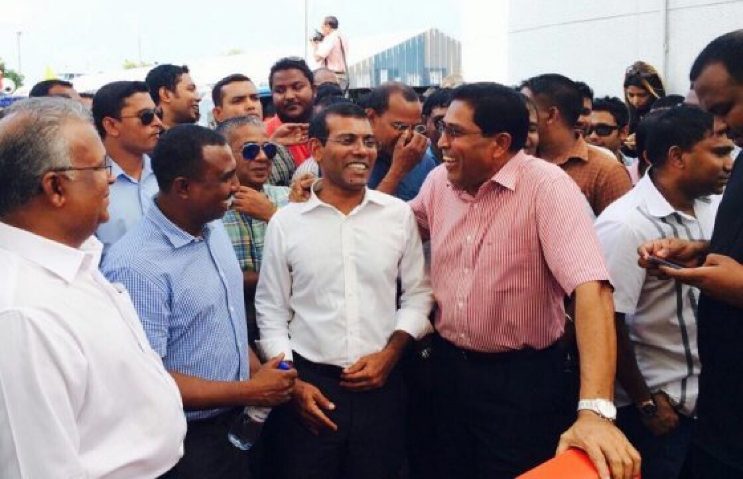 ގާނޫނު އަސާސީ އިސްލާހު ކުރުމުގެ ނަމުގައި އެމްޑީޕީ އާއި ޖުމްހޫރީ ޕާޓީ ގުޅިގެން މަސައްކަތް ކުރިއިރު ބޭއްވި މުޒާހަރާއެއްގައި ނަޝީދާ އެކު ގާސިމް ބައިވެރިވެވަޑައިގަންނަވަނީ. --ފޮޓޯ:ރާއްޖެޑޮޓްއެމްވީ