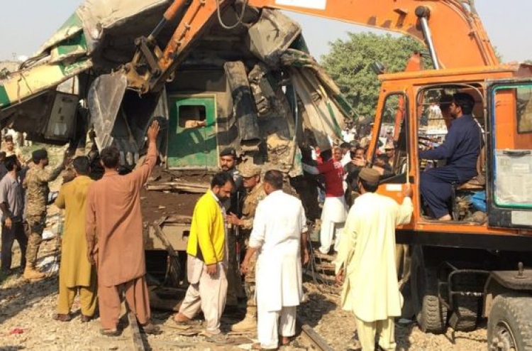 ޕާކިސްތާނުގައި ދެ ރޭލު ޖެހި 17 މީހުން މަރުވެއްޖެ