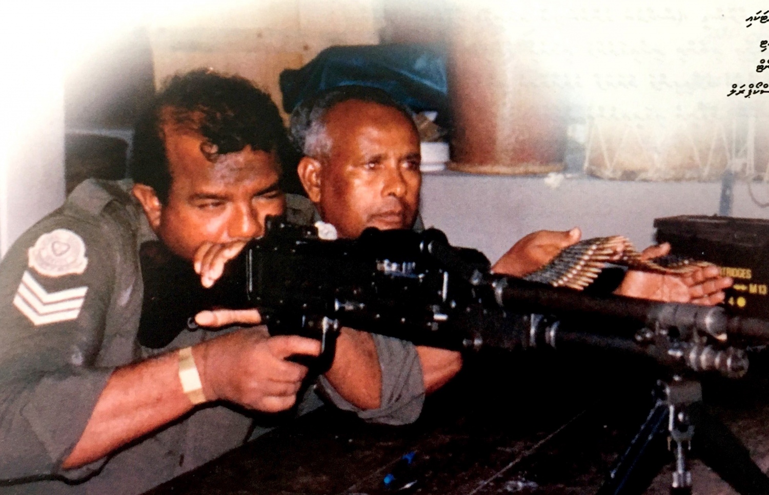 ތިނެއް ނޮވެމްބަރުގެ އުދުވާނީ ހަމަލާގައި ތަމަޅައިންގެ ހަމަލާގައި ސިފައިންގެ ހުޅަނގު ދެކުނު ކަން ގޮއްވައިލުމުން ހެދުނު ބާގަނޑު ކަވަރު ކުރުމަށް ބެހެއްޓި ޖީޕީއެމްޖީ ކައިރީގައި ސާޖަންޓް ބަނޑިދޫ އަބްދުއްރަހީމާއި ލާންސް ކޯޕްރަލް އަލީ ހަސަން.