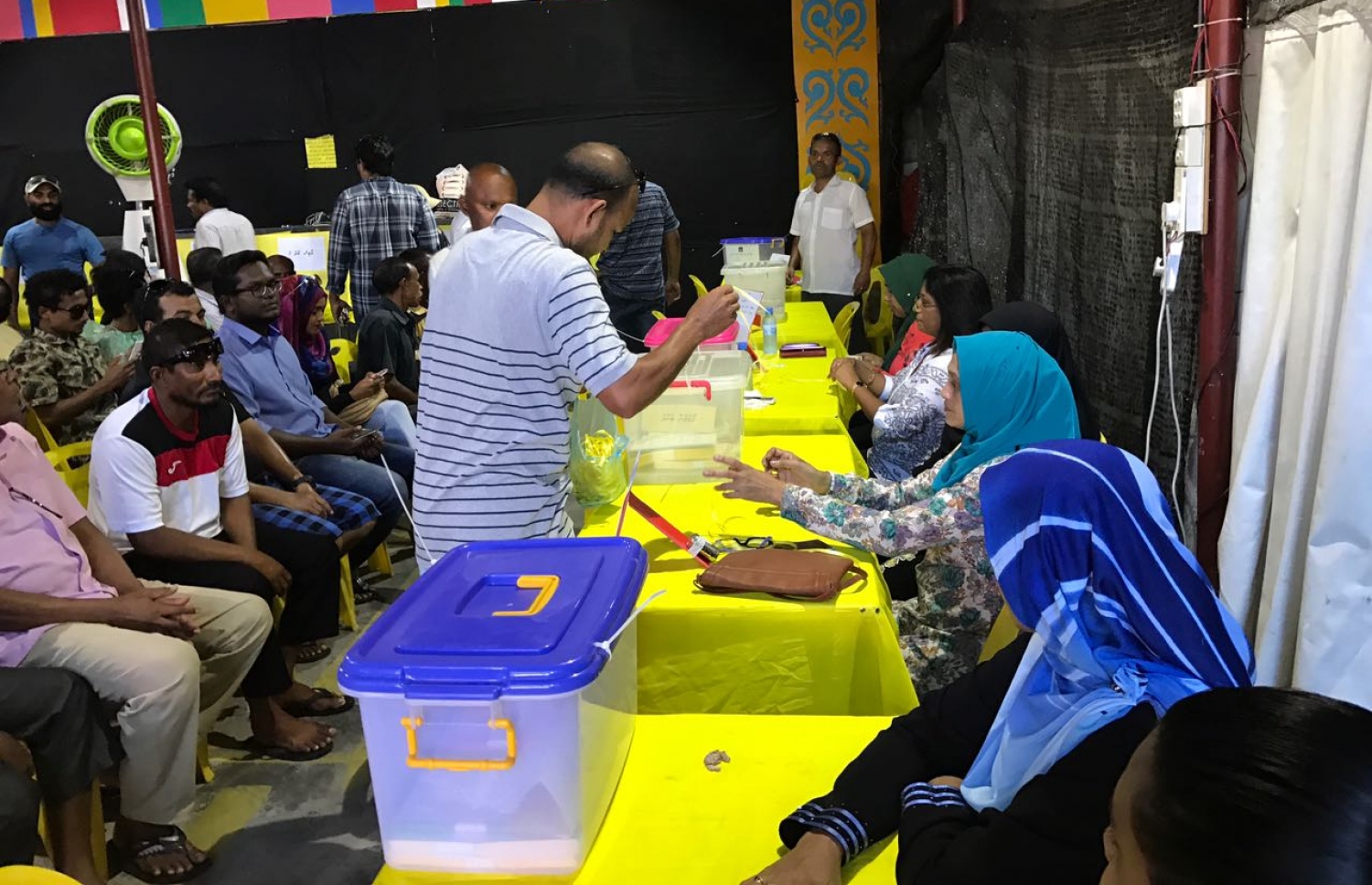 ލޯކަލް އިންތިހާބުގައި އެމްޑީޕީން ވާދަކުރާނެ ކެންޑިޑޭޓުން ހޮވަން ބޭއްވި ޕްރައިމަރީގައި ވޯޓުލަނީ: އިންތިހާބު ފަސްކުރަން އެމްޑީޕީ ދެކޮޅު -- ފޮޓޯ: މުހައްމަދު ޝަރުހާން/މިހާރު