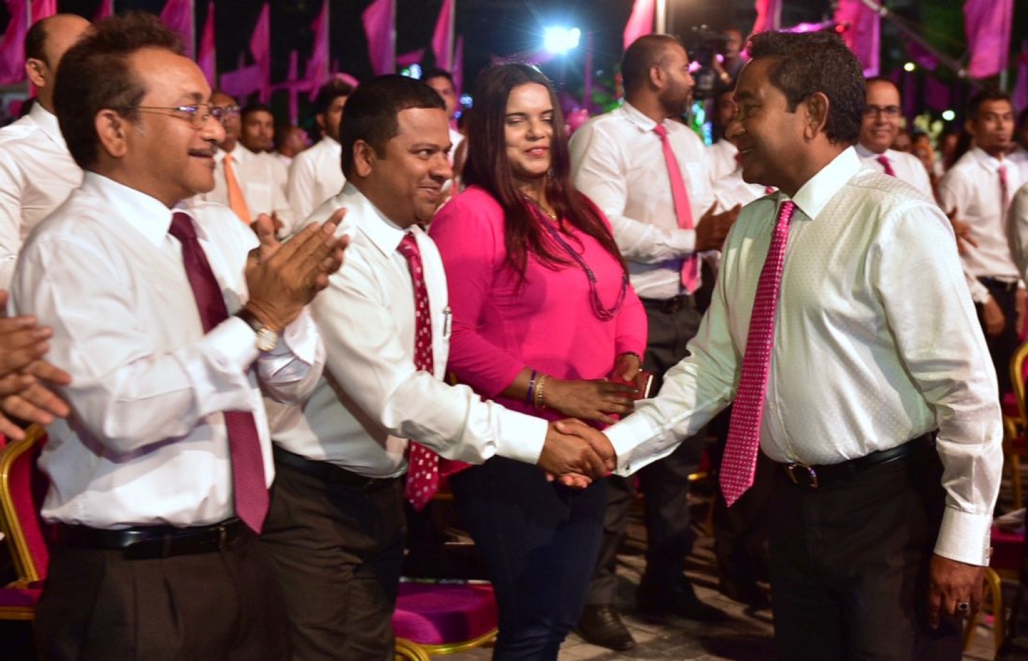 "އަސްލު" ޖަލްސާގެ ބައެއް ބައިވެރިންނާ ރައީސް ސަލާމް ކުރައްވަނީ -- ފޮޓޯ: މުހަންމަދު ޝަރުހާން/ މިހާރު
