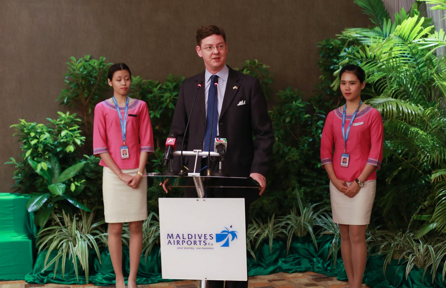 މެގަ މޯލްޑިވްސްގެ ދަތުރުތައް ލަންކާ އަށް ފެށުން ފާހަގަކުރުމަށް އެއާޕޯޓުގައި މިިދިޔަ ހޮނިހިރު ދުވަހު ބޭއްވި ރަސްމިއްޔާތުގައި އެ އެއާލައިންގެ ސީއީއޯ ޖޯޖް ވިއެންމެން ވާހަކަދައްކަވަނީ: މެގަ އިން ވަރަށް އަވަހަށް އިންޑިއާ އަށް ވެސް ދަތުުރުތައް ފަށާނެ.-- ފޮޓޯ: މުހައްމަދު ޝަރުހާން/ މިހާރު