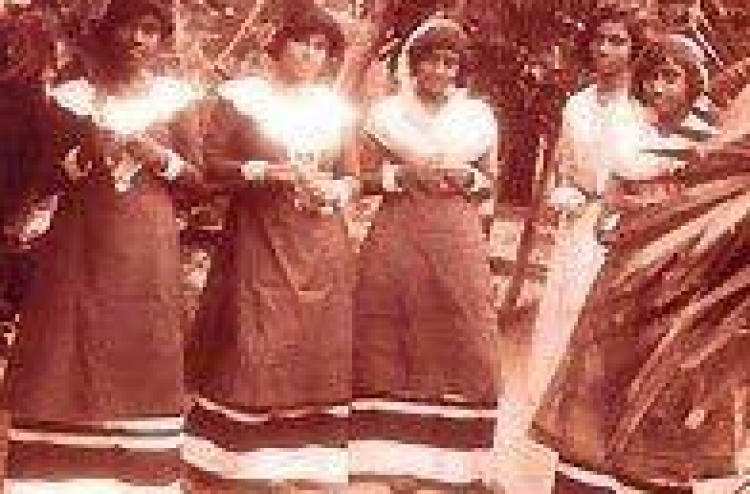 ބުރުގާގެ އެކި ސްޓައިލްތައް ފޮޓޯއިން